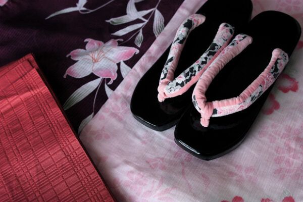 Cómo ponerse un yukata y hacer el obi con lazo estilo Bunko Musubi