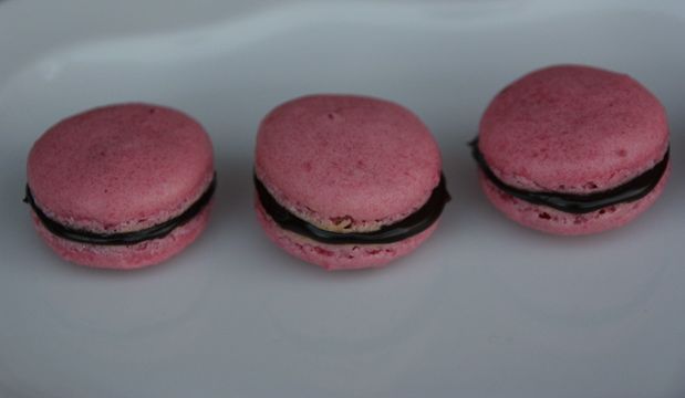Macarons de fresa y chocolate