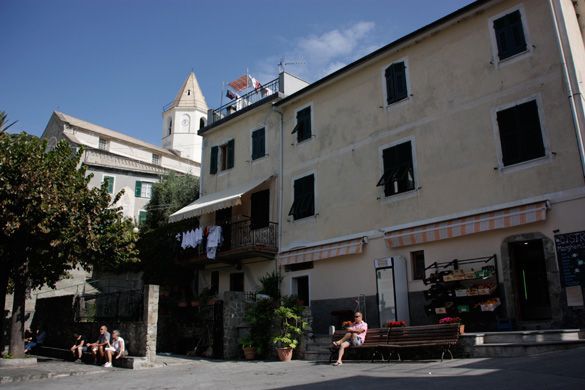 Corniglia-Cinque-Terre-plaza