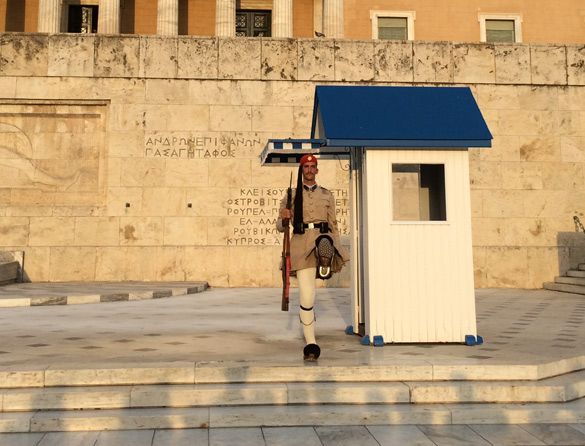 guardia-plaza-sigtagna-atenas