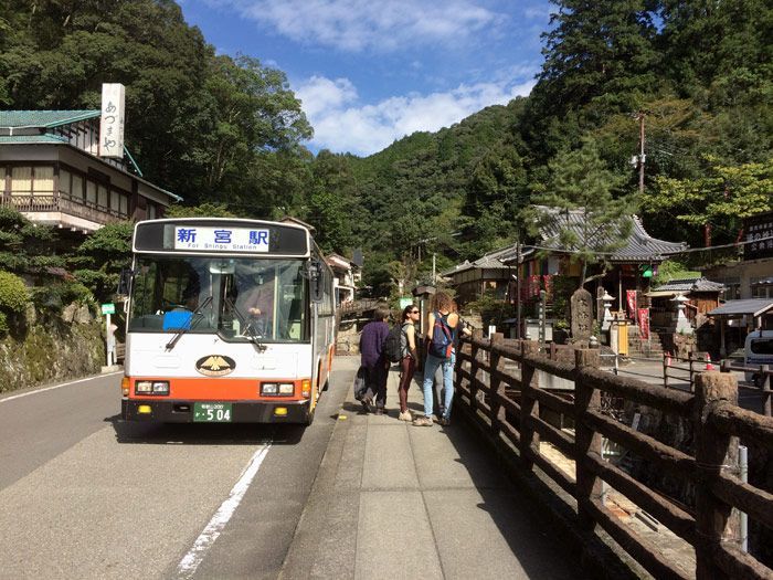 bus-yunomine-onsen-kumano-kodo