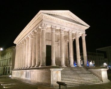 Maison Carree Noche
