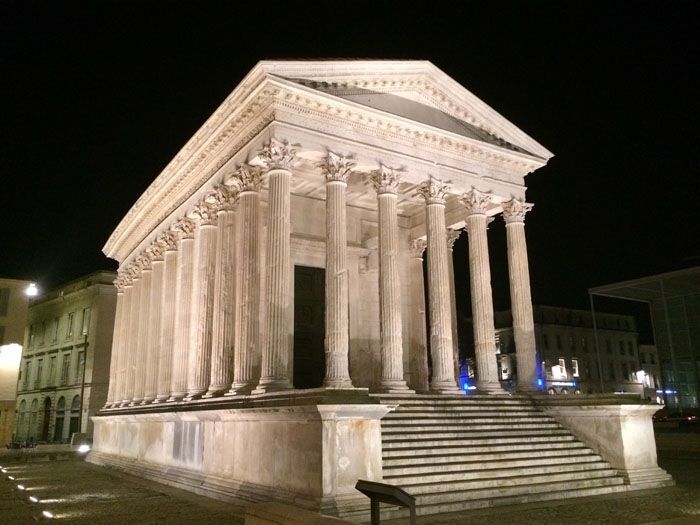 Maison Carree Noche