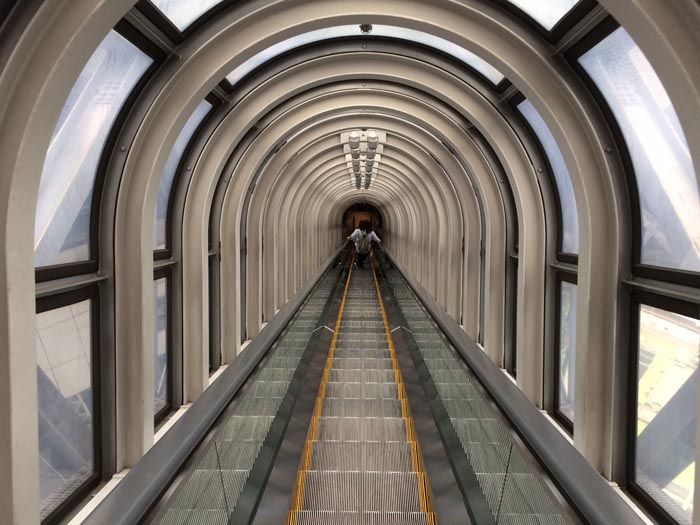 Umeda Sky Building escaleras Osaka
