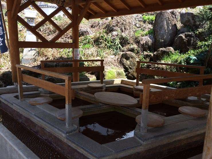 Onsen-pies-japon