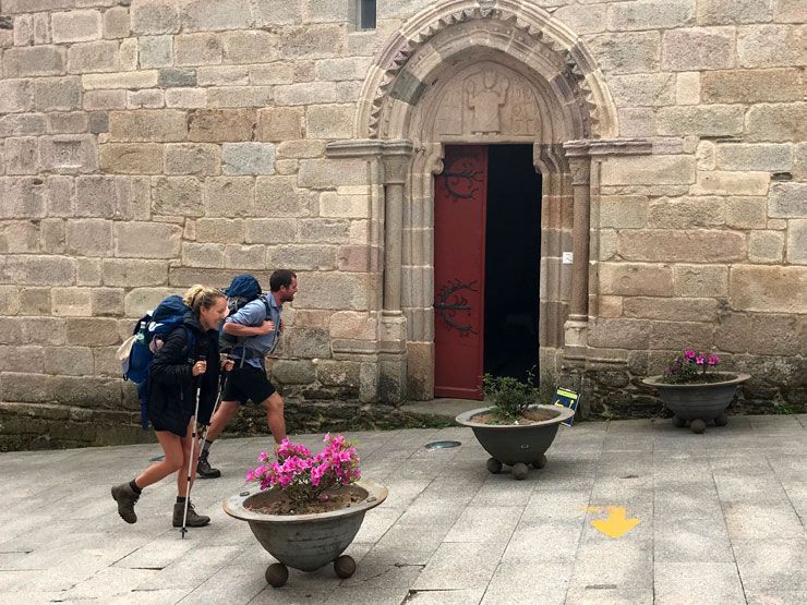 Camino-Frances-Iglesia-Salvador-Sarria-peregrinos