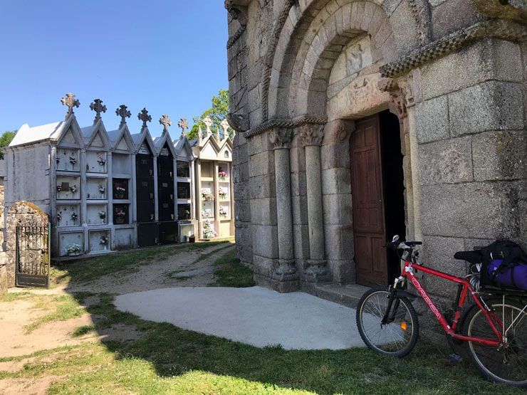 Camino-Francesc-iglesia-Santiago-Barbadelo-1