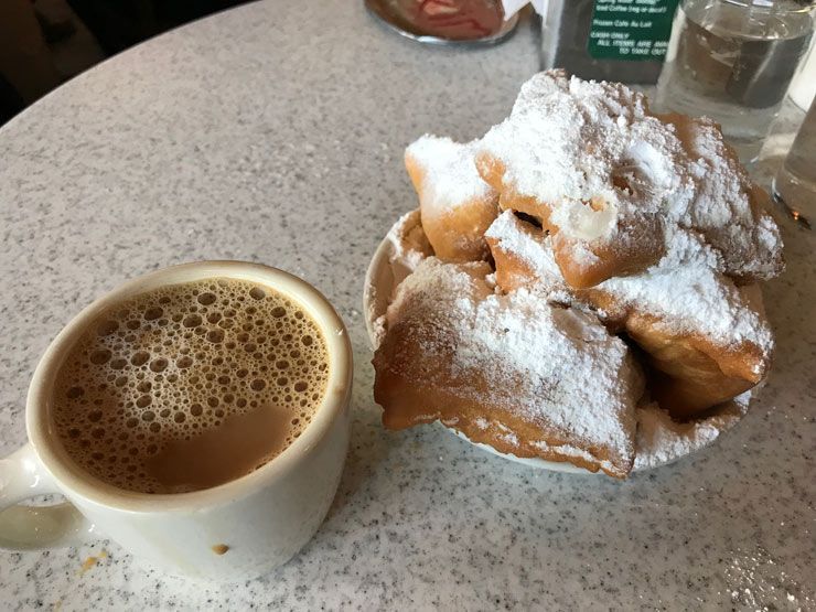 New-Orleans-Cafe-du-Monde-Beignets