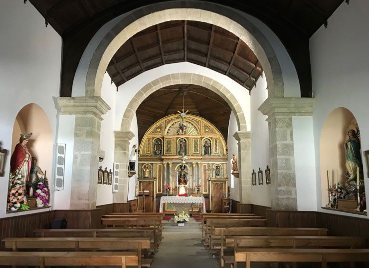 Camino-Frances-Iglesia-Santiago-Boente-interior