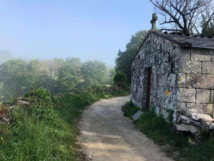 Camino-Frances-rente-a-Gonzar-Capilla-Morgade