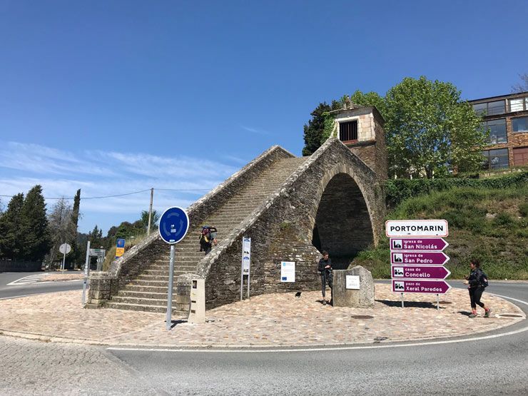 Camino-Frances-rente-a-Gonzar-puente-Portomarin