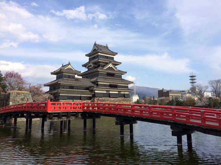 Castillo de Matsumoto y puente rojo
