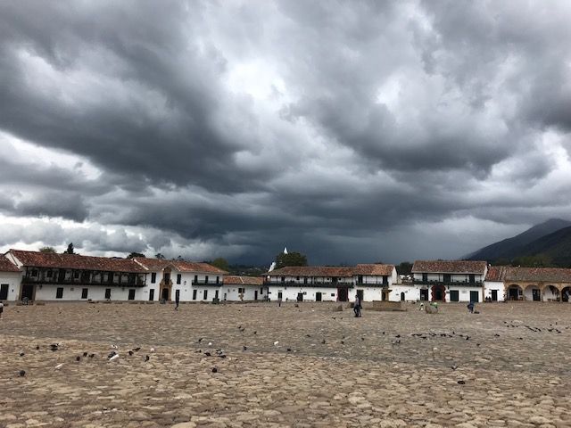 Cielo nublado en la plaza