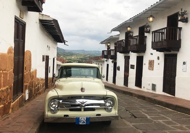 Calle de Barichara, Colombia, con un coche clásico.