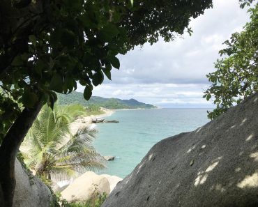 Playa en el sendero del parque nacional Tayrona