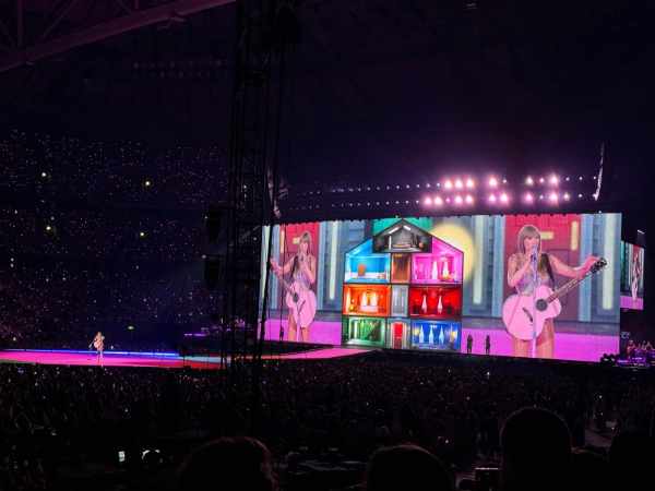 Taylor Swift en The Eras Tour – Segmento Lover Taylor Swift con una guitarra acústica durante el segmento Lover de The Eras Tour, en un estadio lleno de público en Estocolmo.